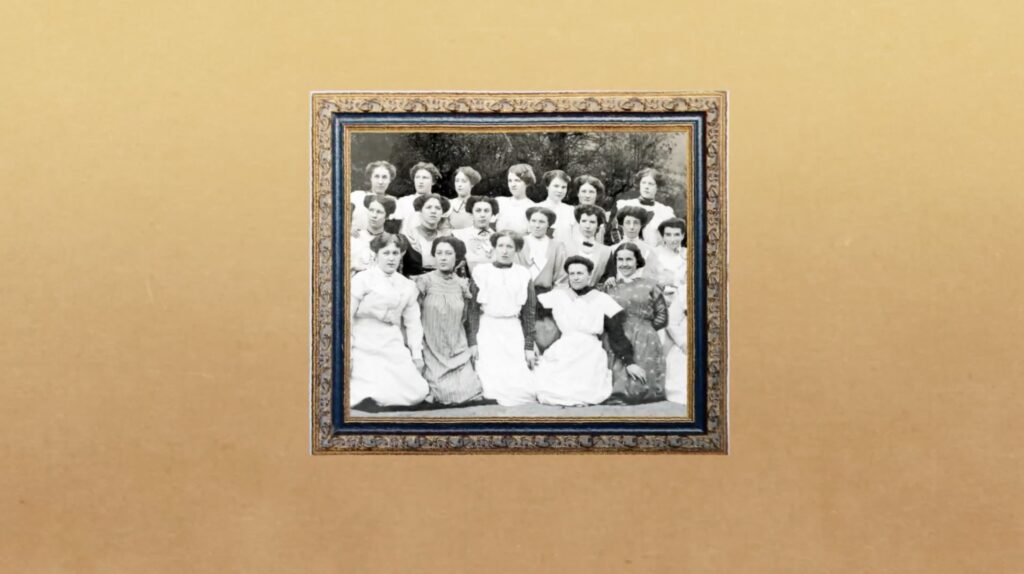 Old archive photo of women from the Victorian era in frame